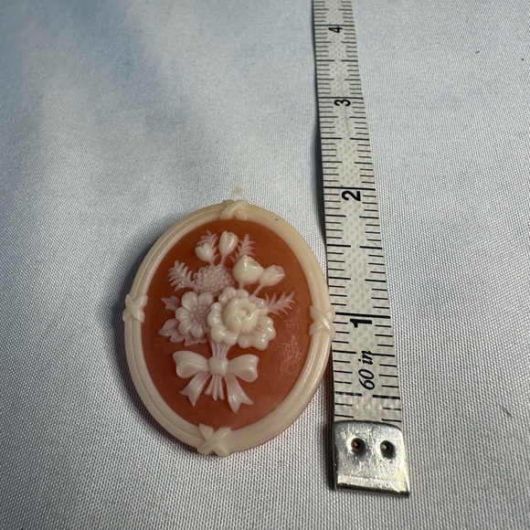 Vintage AVON molded cameo style brooch - Picture 4 of 6